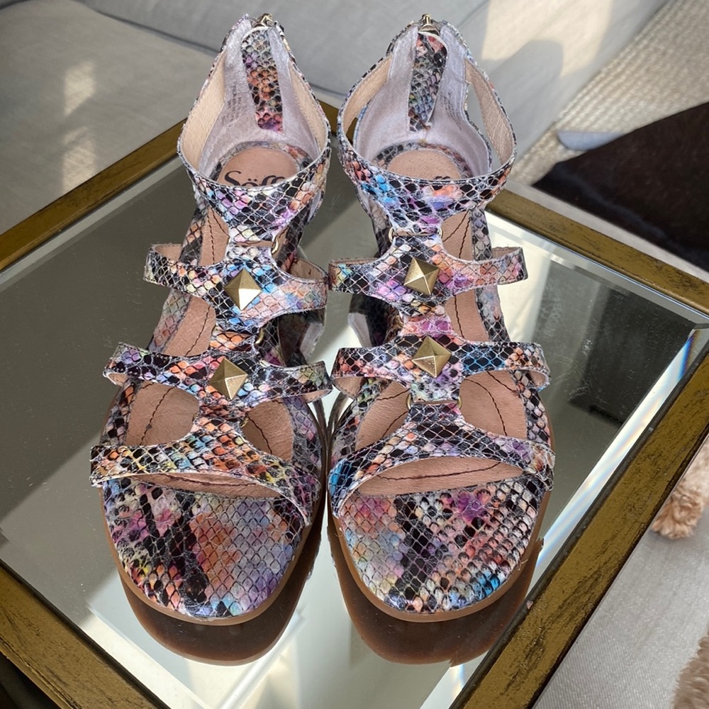 Söfft multicolored snakeskin sandals.  Zipper back.  Metal decor on top.